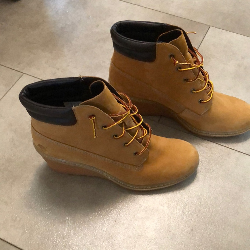 Timberland Lace Up Tan Boots with Black Collar they are 3 Inches